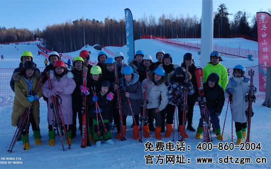 山东必博bibo在滑雪场的合照