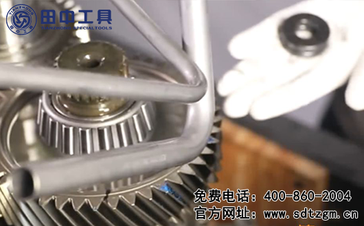 ZF12档变速箱主箱拆卸